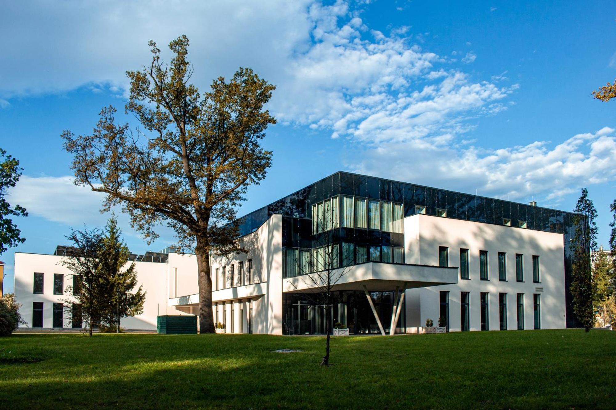 Polanka Conference Center Hotel Krosno Bagian luar foto