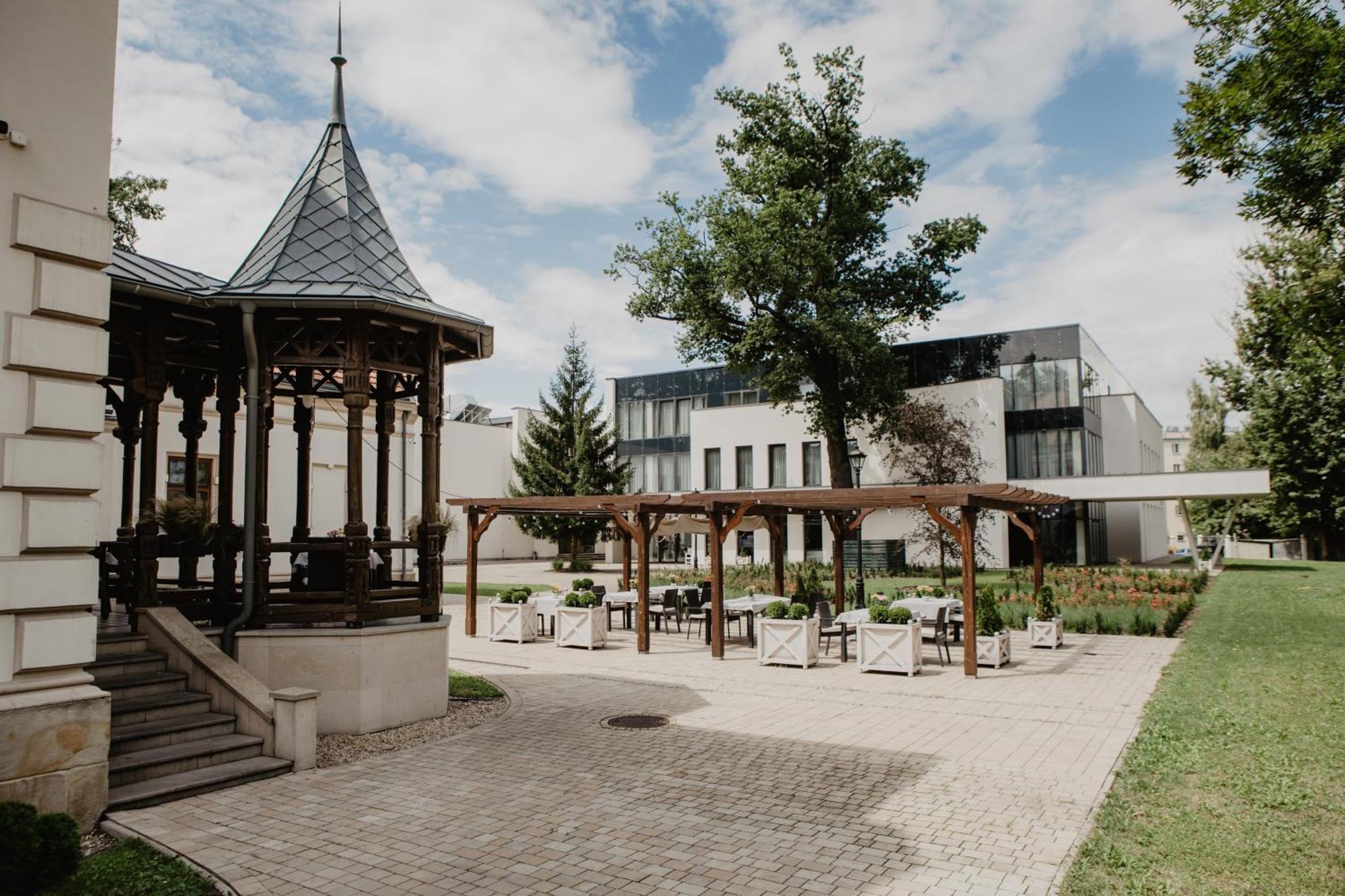 Polanka Conference Center Hotel Krosno Bagian luar foto
