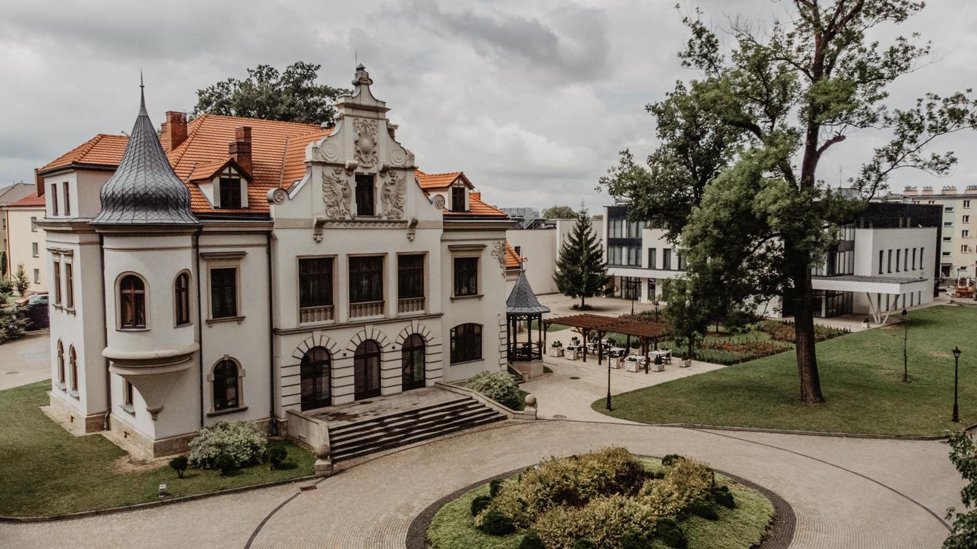 Polanka Conference Center Hotel Krosno Bagian luar foto