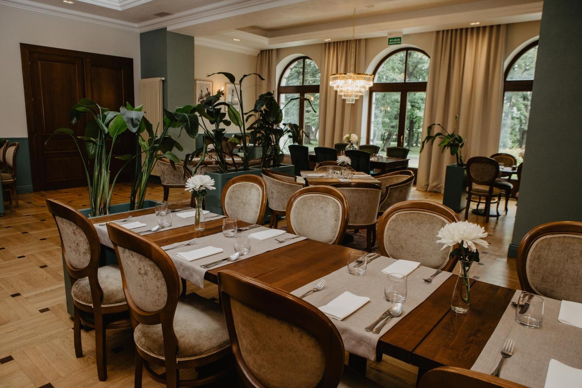 Polanka Conference Center Hotel Krosno Bagian luar foto