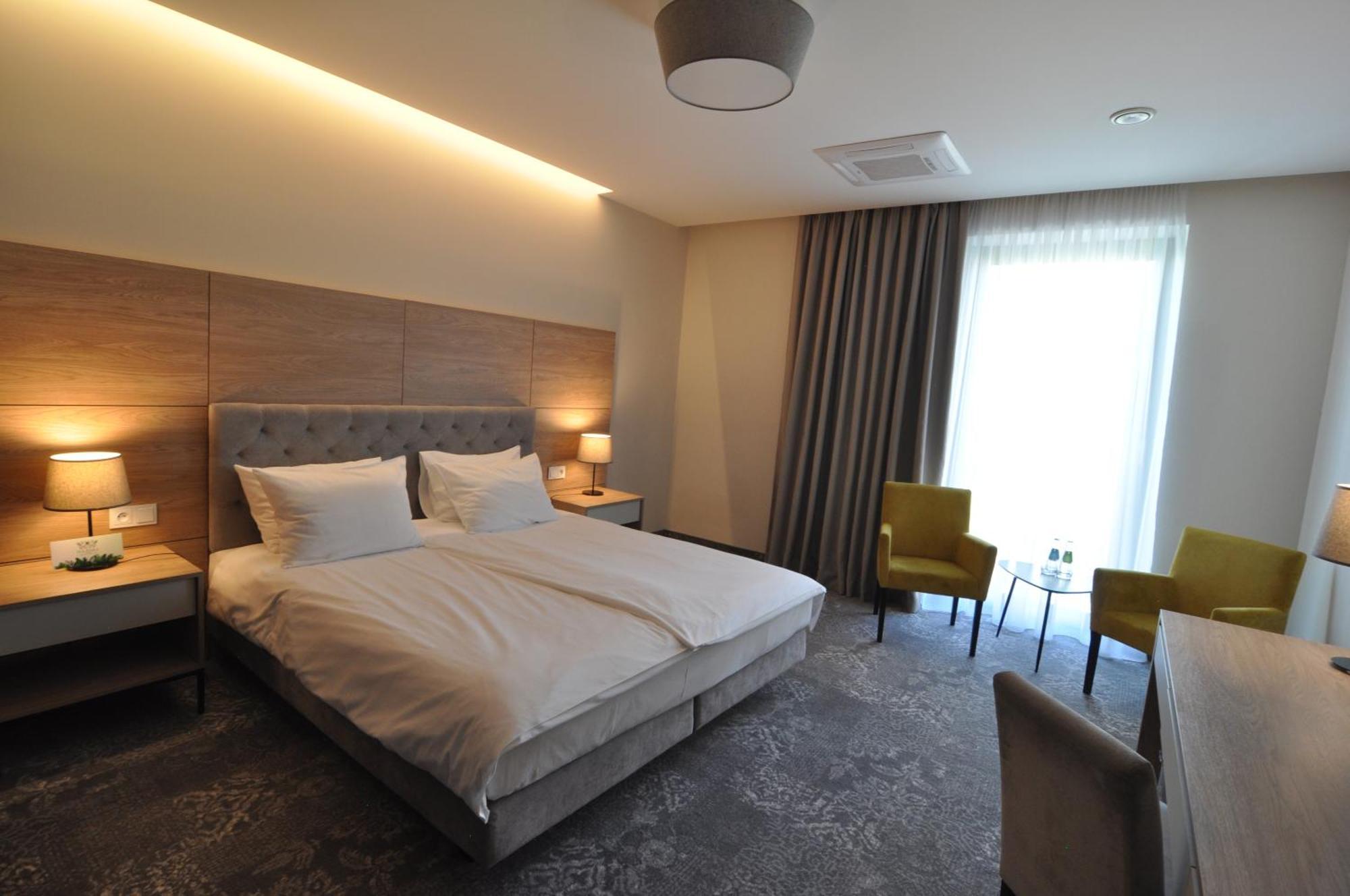 Polanka Conference Center Hotel Krosno Bagian luar foto