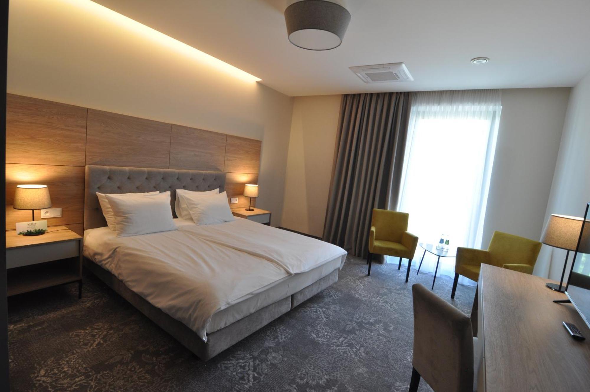 Polanka Conference Center Hotel Krosno Bagian luar foto